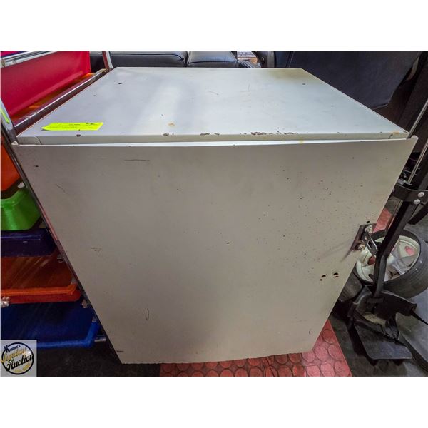 WHITE METAL ROLLING SHOP CABINET - LOCKABLE,