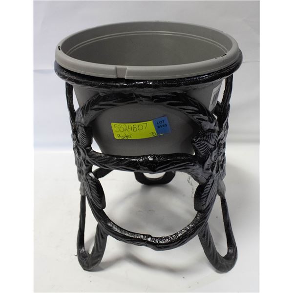 GARDEN PLANTER POT WITH ELEVATED SOLID