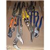 Image 1 : FLAT WITH 10-PIECE ASSORTMENT OF HAND TOOLS