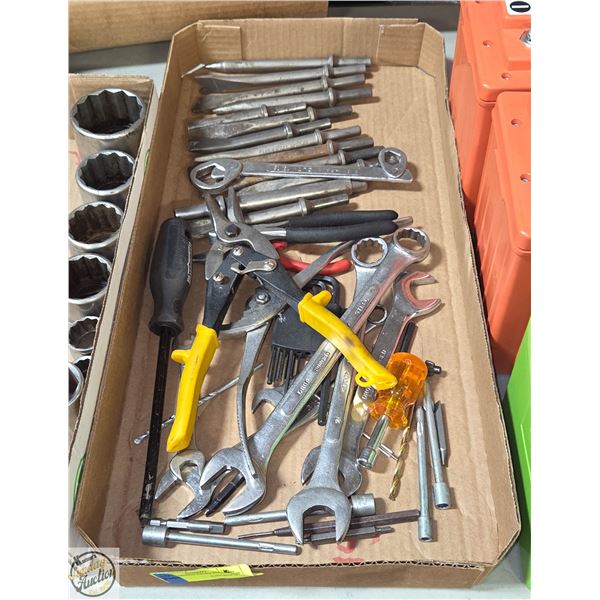 FLAT OF MIXED HAND TOOLS.