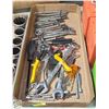 Image 1 : FLAT OF MIXED HAND TOOLS.
