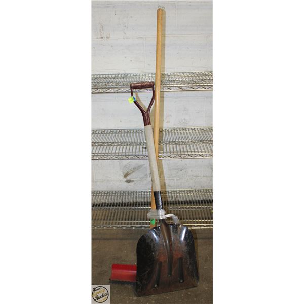 FLAT OF STEEL SQUARE-POINT D-GRIP SHOVEL AND WIDE
