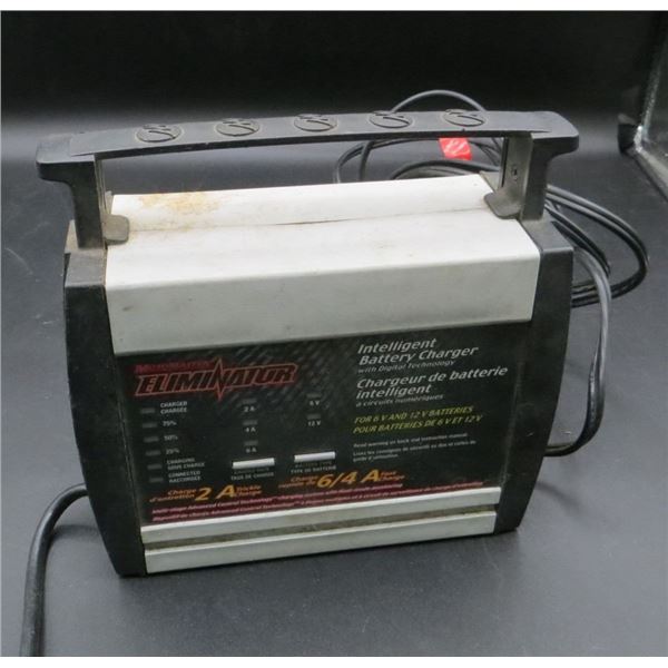 MotoMaster Eliminator Battery Charger ---powers on---