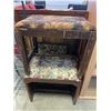 Image 1 : 2 VINTAGE STOOLS AND 2 ESTATE ART