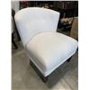 Image 2 : LAZ Y BOY BUTTON BACK TUB CHAIR