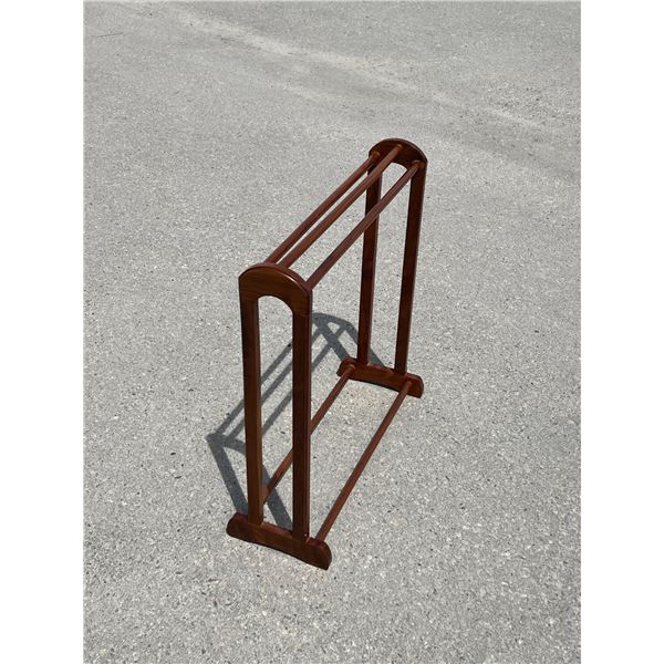 Nice Wooden Towel / Blanket Stand Holder - Approx: 26 x 9.5 & 28.25"T