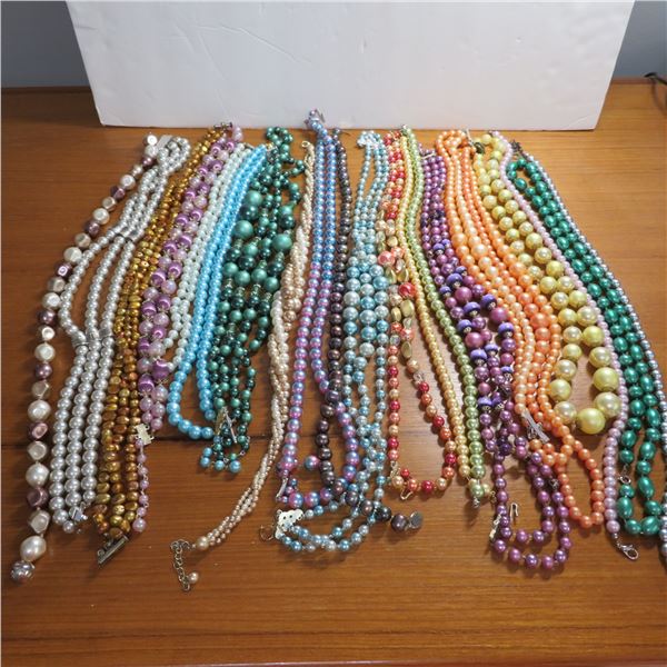 Lot of 20 vintage beautiful and unique pearl/bead necklaces.