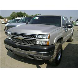 2005 CHEVROLET 3500 LS 4X4 CREW CAB PICKUP, s/n: 1GCHK33265F908002