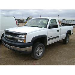 2004 CHEVROLET 2500HD SILVERADO 4X4 PICKUP TRUCK, s/n 1GCHK24U54E155447
