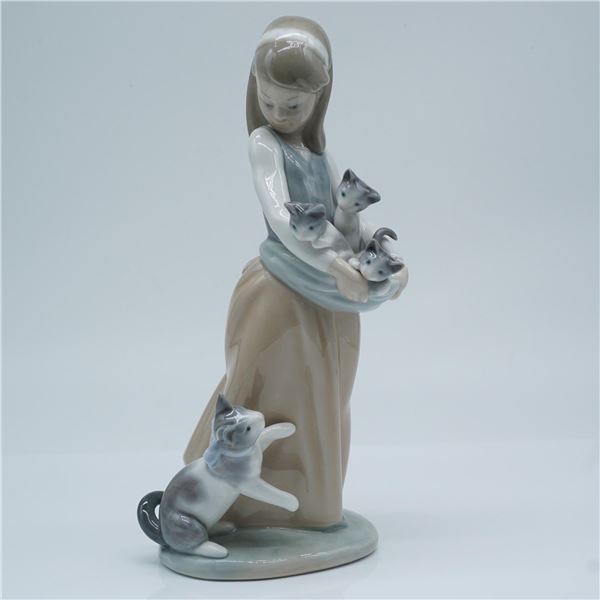 Lladro Porcelain Figurine, Girl With Cats 1001309