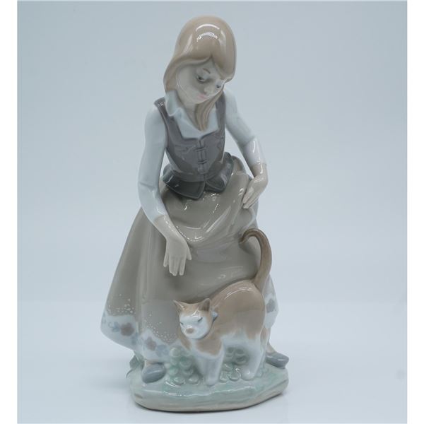 Lladro Porcelain Figurine, Little Girl with Cat 1001187