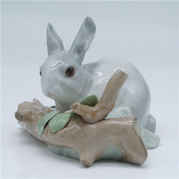 Lladro Porcelain Figurine, Rabbit Eating (Grey) 1004773