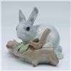 Image 1 : Lladro Porcelain Figurine, Rabbit Eating (Grey) 1004773