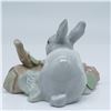 Image 3 : Lladro Porcelain Figurine, Rabbit Eating (Grey) 1004773