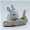 Image 5 : Lladro Porcelain Figurine, Rabbit Eating (Grey) 1004773