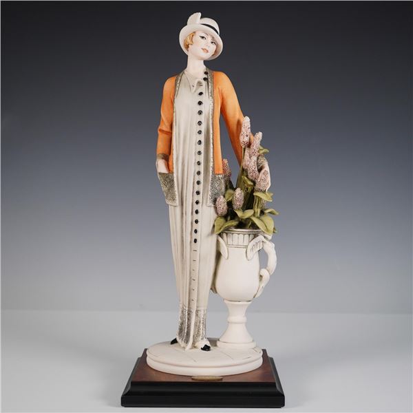 Giuseppe Armani Figurine, Lady with Vase of Flowers 0498C