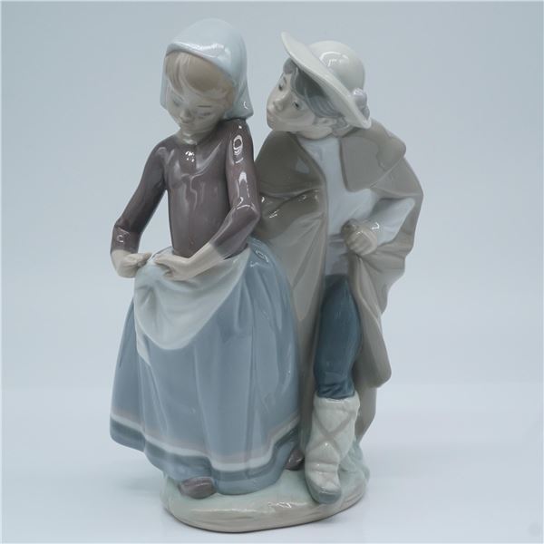 Lladro Porcelain Figurine, Little Couple Kissing 1001188