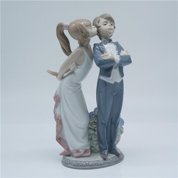 Lladro Signed Porcelain Figurine, Let'S Make Up 1005555