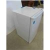 Image 2 : Salton Bar Fridge 33" x 20" x 21" with Many Shelves