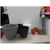 Image 1 : flower pots: 4 plastic, 3 teracotta+ ridgid utility mesh 3x15FT 