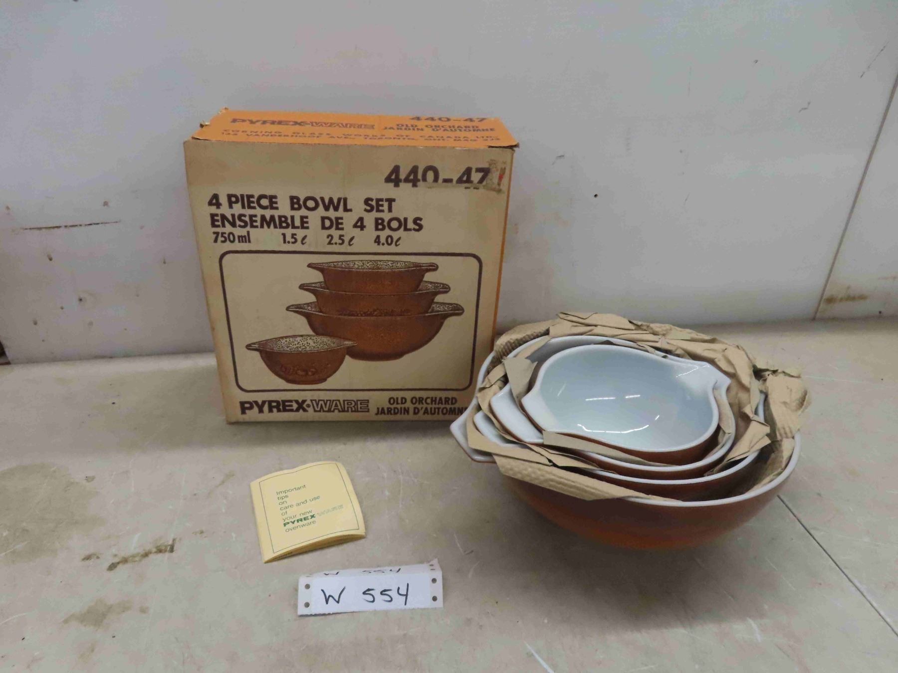 NOS pyrex 4 pc nesting bowl set, old orchard with origional box