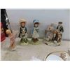 Image 3 : shelf décor: figurines, holly hobby, birds, hens, 