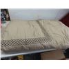 Image 8 : Comforter, Reversible Bed Spread with 2 Pillow Shams 