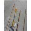 Image 3 : 4 Hand Yard Tools: Spade, Potato Fork, 2 Rakes 