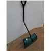 Image 2 : ** Ergonomic Scoop Snow Shovel - Pickup Only