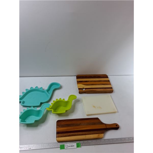 (3) Cutting Boards, (3) Kids Trays