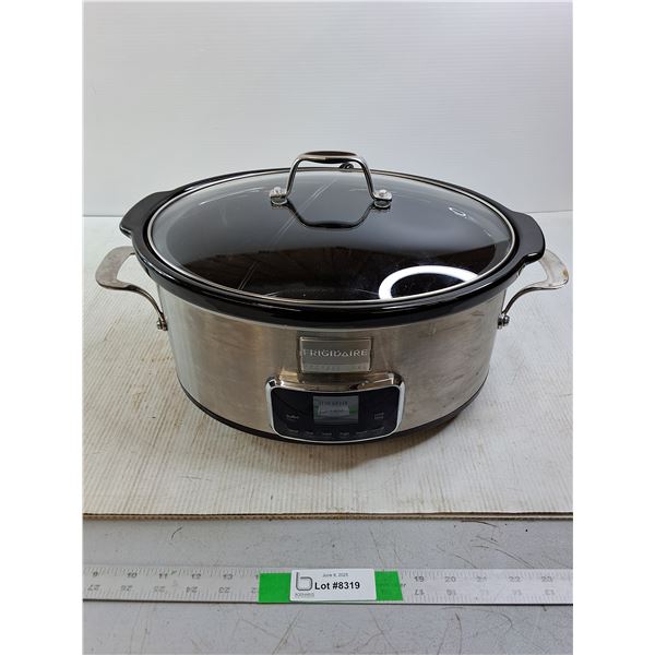 Frigidaire Professional Slow Cooker (Turns on / working)