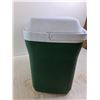 Image 2 : Rubbermaid Cooler (15.5"×14"×8" )