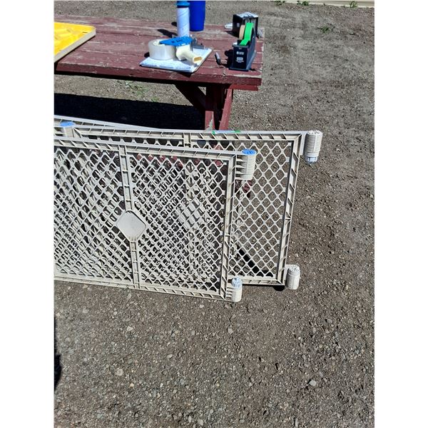 ** Plastic Fencing (Each Panel 22"×36")-Cannot Ship