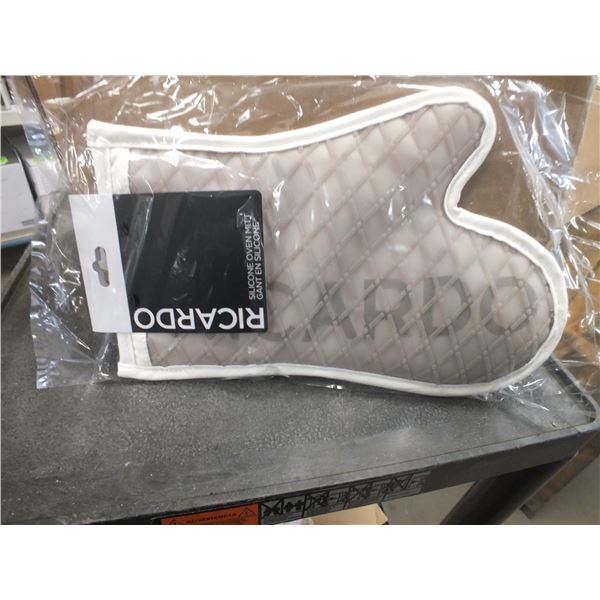 2 Silicone Oven Mitts