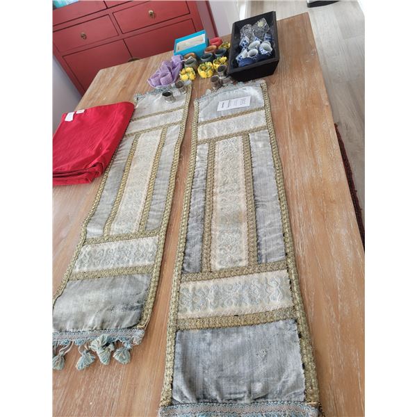 Table Runners & Napkin Holders A