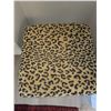 Image 2 : Leopard Print Stool A