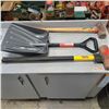 Image 1 : 2 sledge hammers and shovel