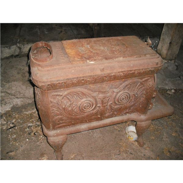 Empire 1906 Maple Leaf #132 Cast Iron Stove - looks complete