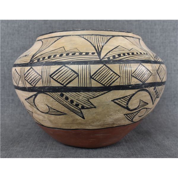 DECORATIVE POTTERY OLLA