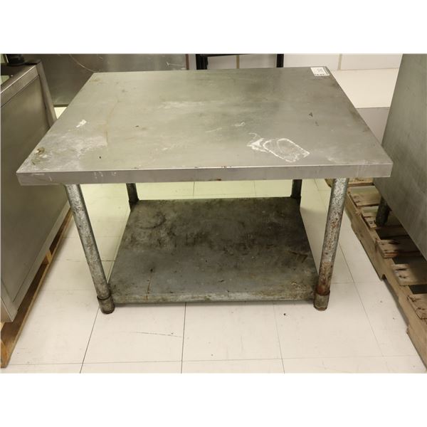 TABLE EN MÉTAL 30"x36"x24"