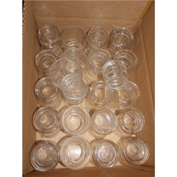 LOT DE 22 VERRES À LIQUEUR