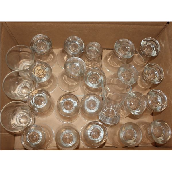 LOT DE 24 VERRES À LIQUEUR