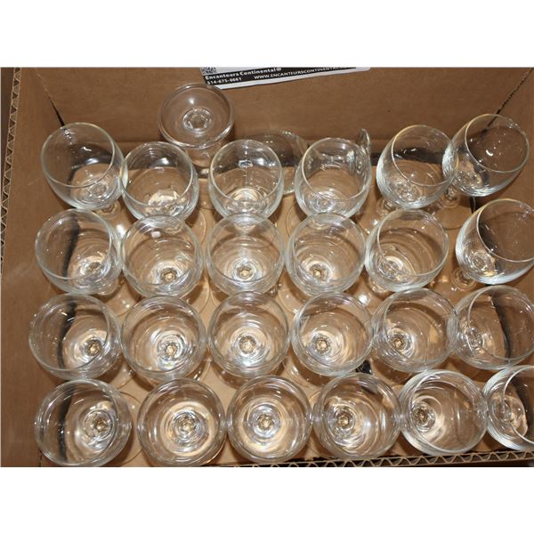 LOT DE 56 VERRES À LIQUEUR