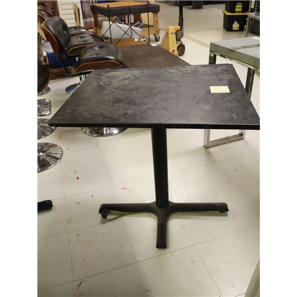 TABLE BISTRO DESSU EN PIERE 30"x24"x30"
