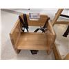 Image 2 : LOT DE 2 CHAISES EN BOIS POUR BÉBÉ ASST