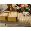 Image 1 : BTE DE +/-4000 CONTENEURS PLASTIQUE CLAIR 2oz
