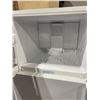 Image 4 : GE Top-Freezer Refrigerator in White