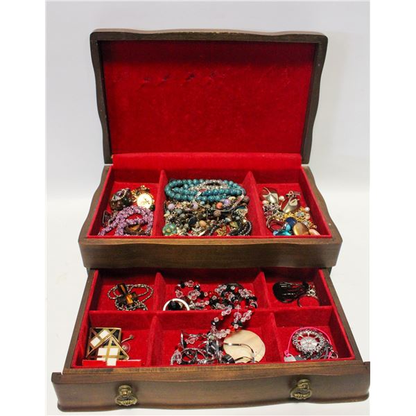 ESTATE JEWELLERY IN VINTAGE ESTATE JEWELLERY BOX