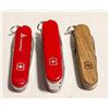 Image 1 : BAG WITH 3 SWISS ARMY KNIVES/BADES FACTORY EDGE