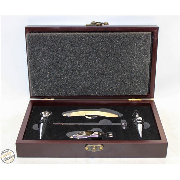 NEW 5 PC WINE SET IN WOOD BOX